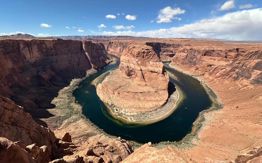 Der Fluss, der sich am Horseshoe Bend um den Felsen schlängelt, vom Rand oben gesehen