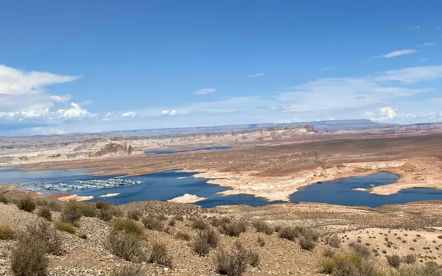 Lake Powell und die Wüstenküste von einer Anhöhe über dem Wasser gesehen